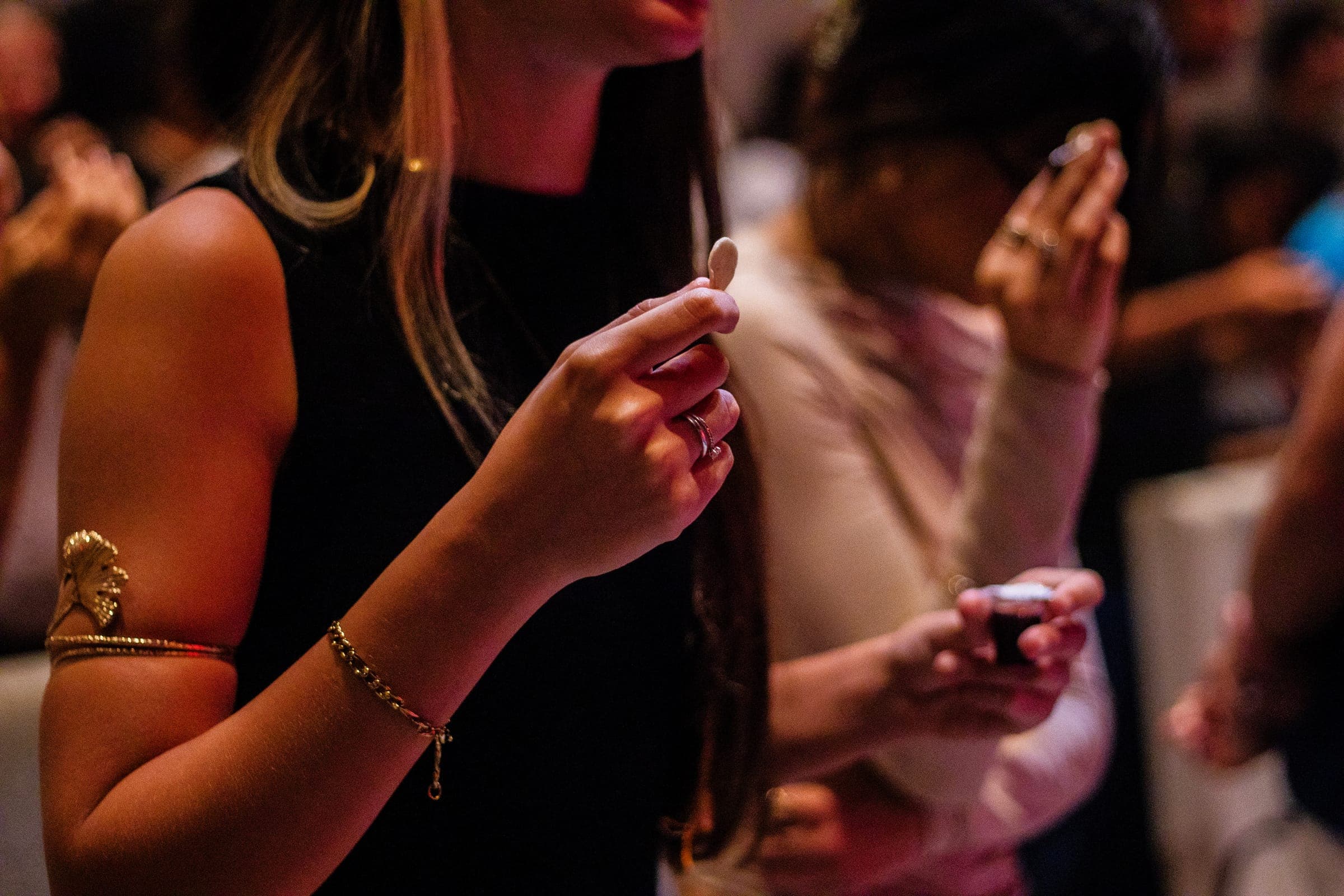 Pessoas em adoração durante um culto da Casa do Pai